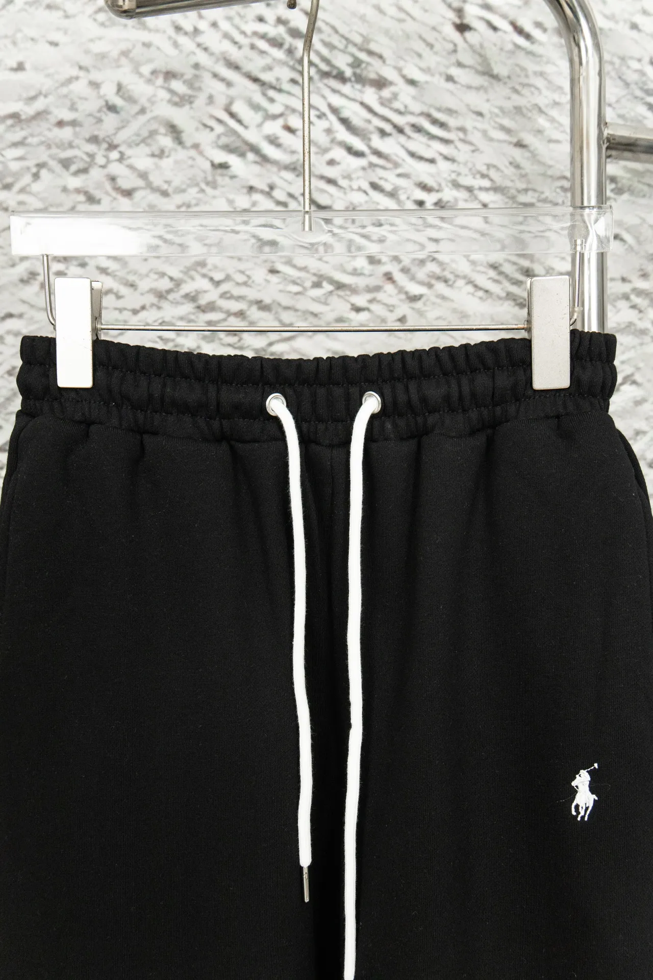 P180 model number: Y060 Ralph Lauren Ralph Lauren suit sweatpants. Pure cotton treated with anti-static technology. No dust, no lint. The elastic waist is used with a drawstring. It is very friendly to the figure. The cotton is comfortable and soft. The upper body is casual and free. Regular beveled double pockets on both sides. The white brand logo on the left leg of the trouser leg collides with the black of the pants. Although it is small, it is quite recognizable. The brand adds a young and fashionable atmosphere to the original sense of luxury. It can be called a cold-proof weapon. A simple base layer is enough to withstand the severe cold and make it more fluffy and warm. Color: gray, navy blue, black. Size: S-XL